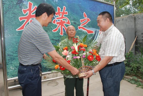 功臣李文祥拒绝政府一切优待，政府只能趁他体检，为他翻修房子