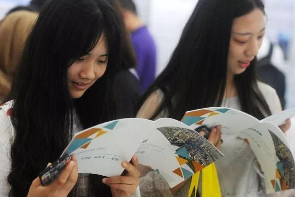 大学生逐渐“白菜化”，2200万岗位缺口没人填补，工资养不起家