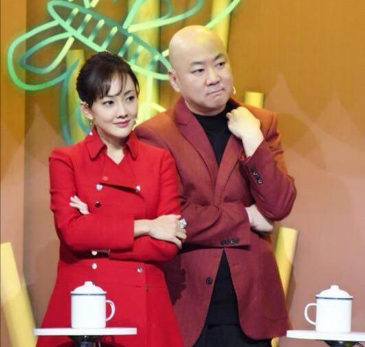 牛莉又晒近照，穿白毛衣和王为念共舞，状态超好不像快50岁的人