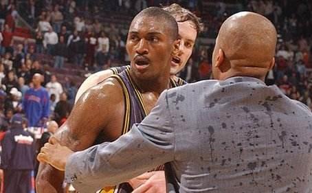 nba事件怎么回事(04年奥本山宫殿事件到底发生了什么？9人禁赛，罚款1000万美金)