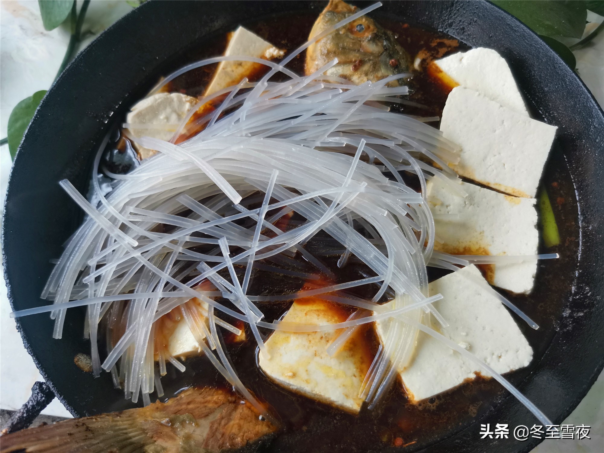 醬燉魚,用東北特產大醬,魚可以用鯉魚,草魚,鰱魚都可以,加入豆腐,粉條