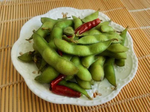 煮毛豆怎么煮好吃又入味（2招煮出来的毛豆翠绿爽口入味）