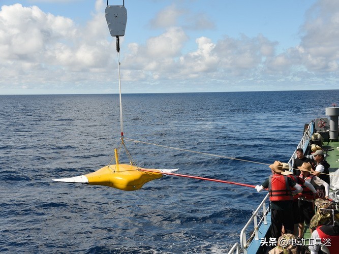 西工大造出中国首款仿蝠鲼潜水器，1025米海试成功，背后有何深意