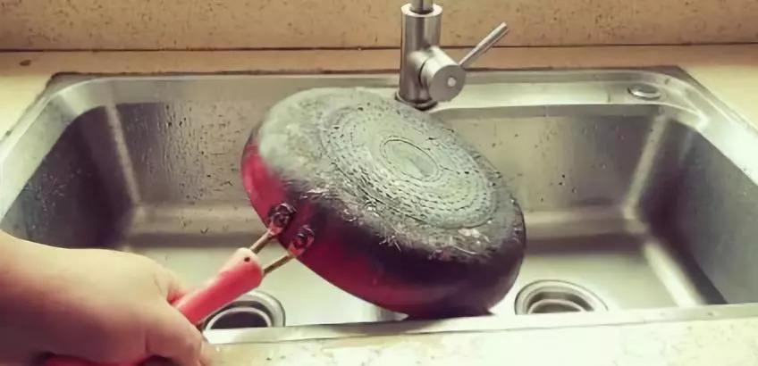 家里锅底“黑垢”硬又脏，用这“3招”对付，洁净无杂质！