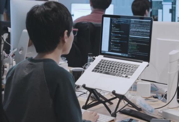 新高考模式下，物理成为首选科目，为啥还不能代替英语成为主科