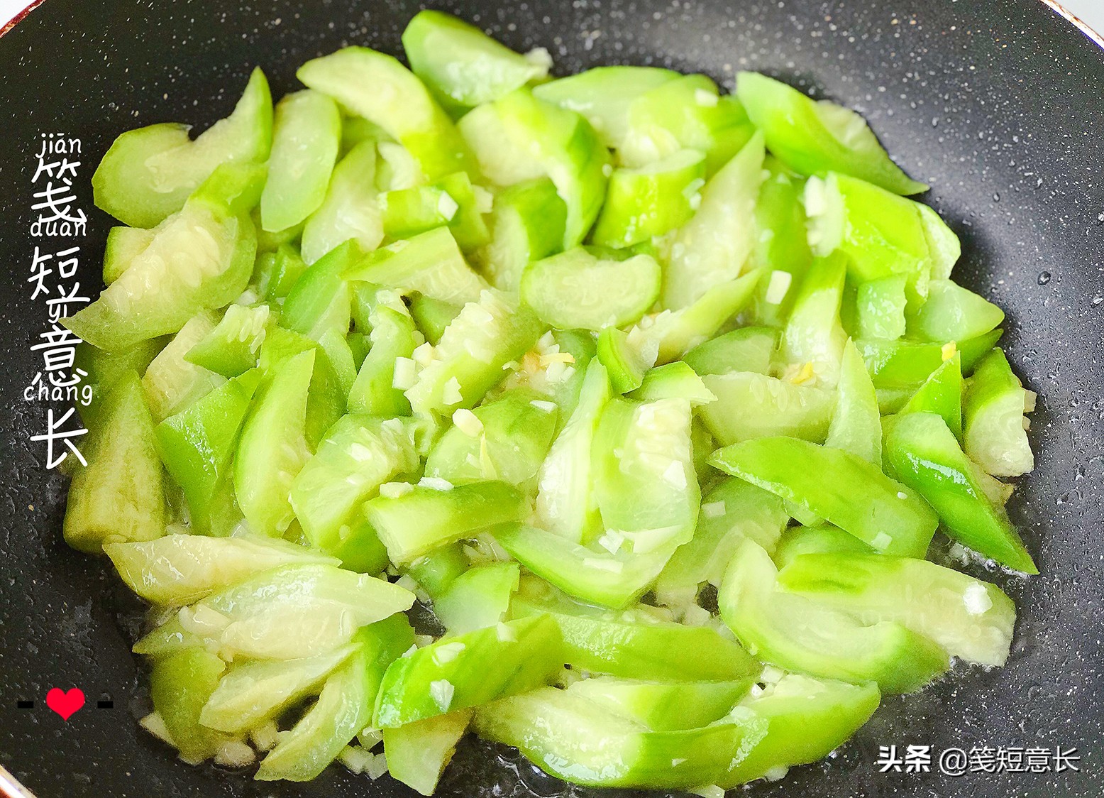 炒丝瓜时怎样做才能颜色翠绿不发黑，窍门很简单，总还有人记不住