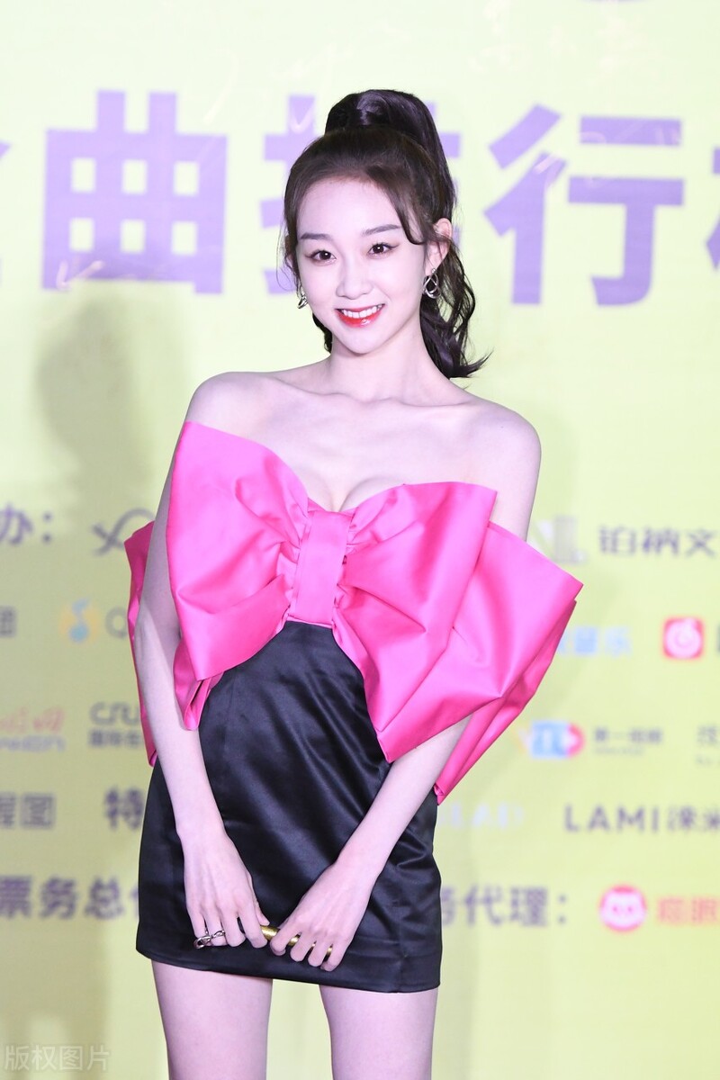 有一种可爱叫李子璇，绑个蝴蝶结当上衣很甜美，扎高马尾活力十足
