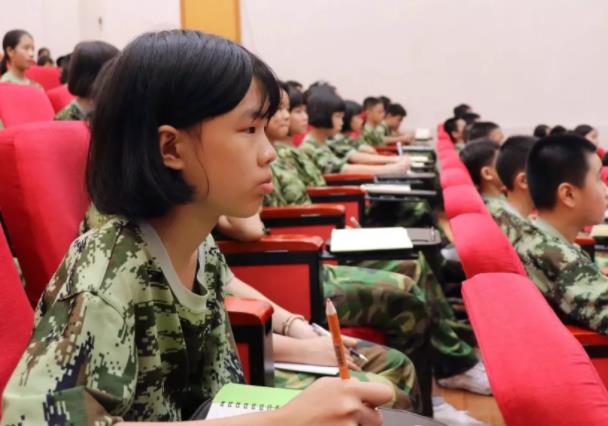 “小升初”后学校要求统一发型，看了标准发型后，学生表示拒绝