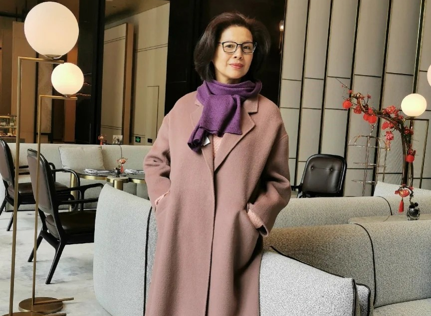 老年人别总烫小卷发型,三位60岁时髦奶奶的减龄发型,非常洋气