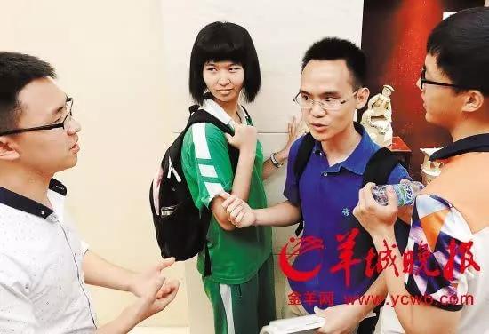 汕头大学再次被刷爆，本科学费全免！别羡慕，成考也减