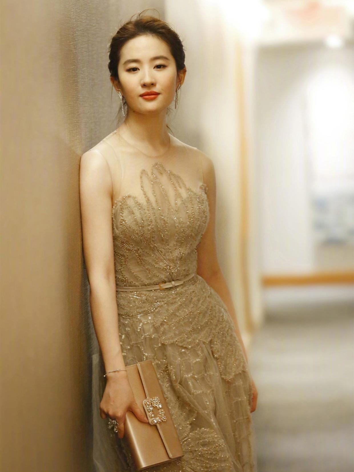 又被刘亦菲的"尤物气质"惊艳了,在国外穿香槟色连衣裙,太漂亮