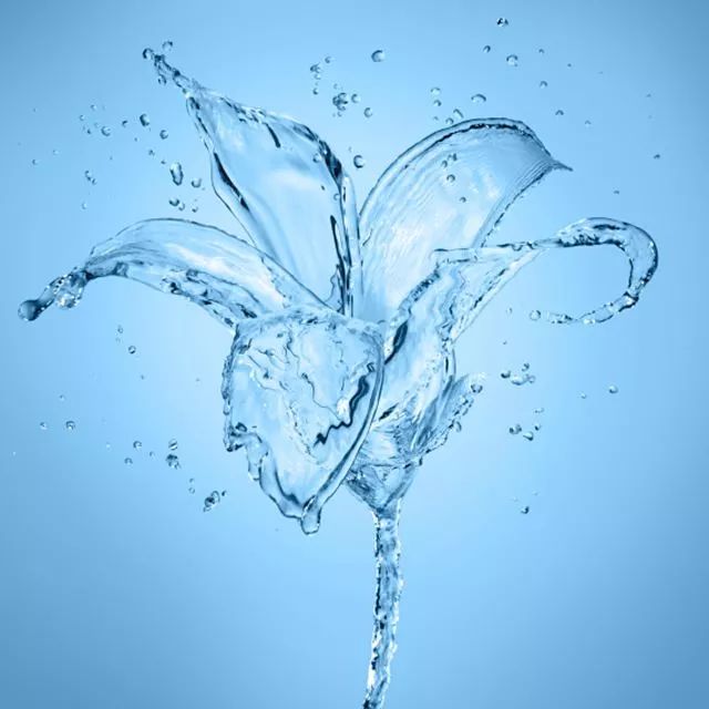 纯露是什么？跟爽肤水一样吗？