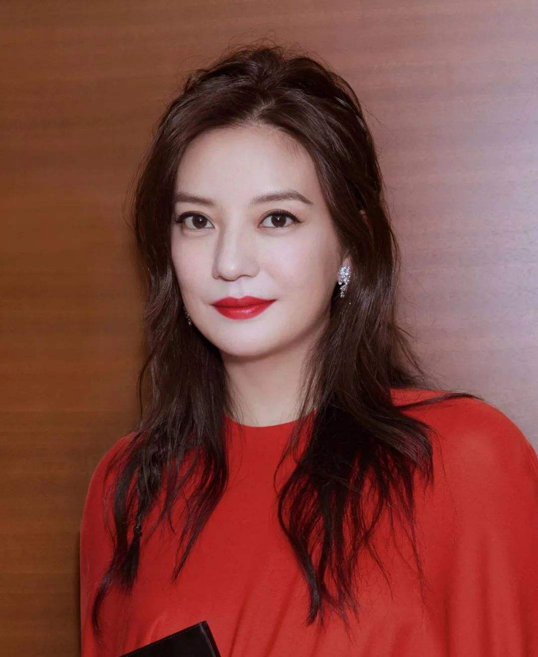 四五十岁的女人留头发别老一套，试试这几款烫发，儿媳妇都夸年轻