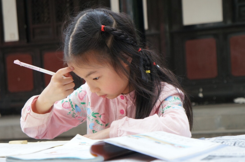 老师“试卷评语”惹争议，家长直言有违师德，处理结果让人解气