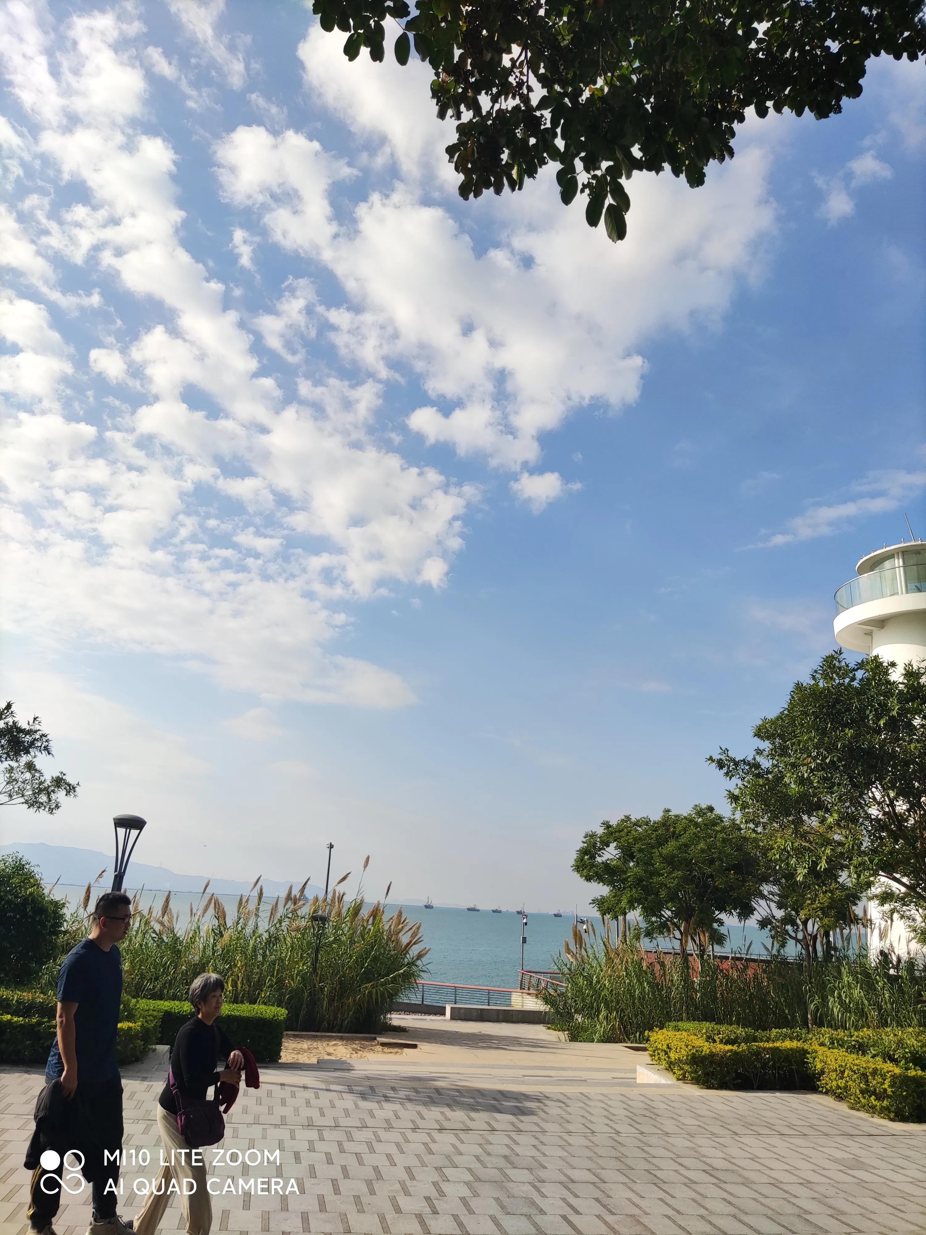 习习海风，浩瀚大海，湛蓝天空，宛延的海岸护堤，深吸一口气……