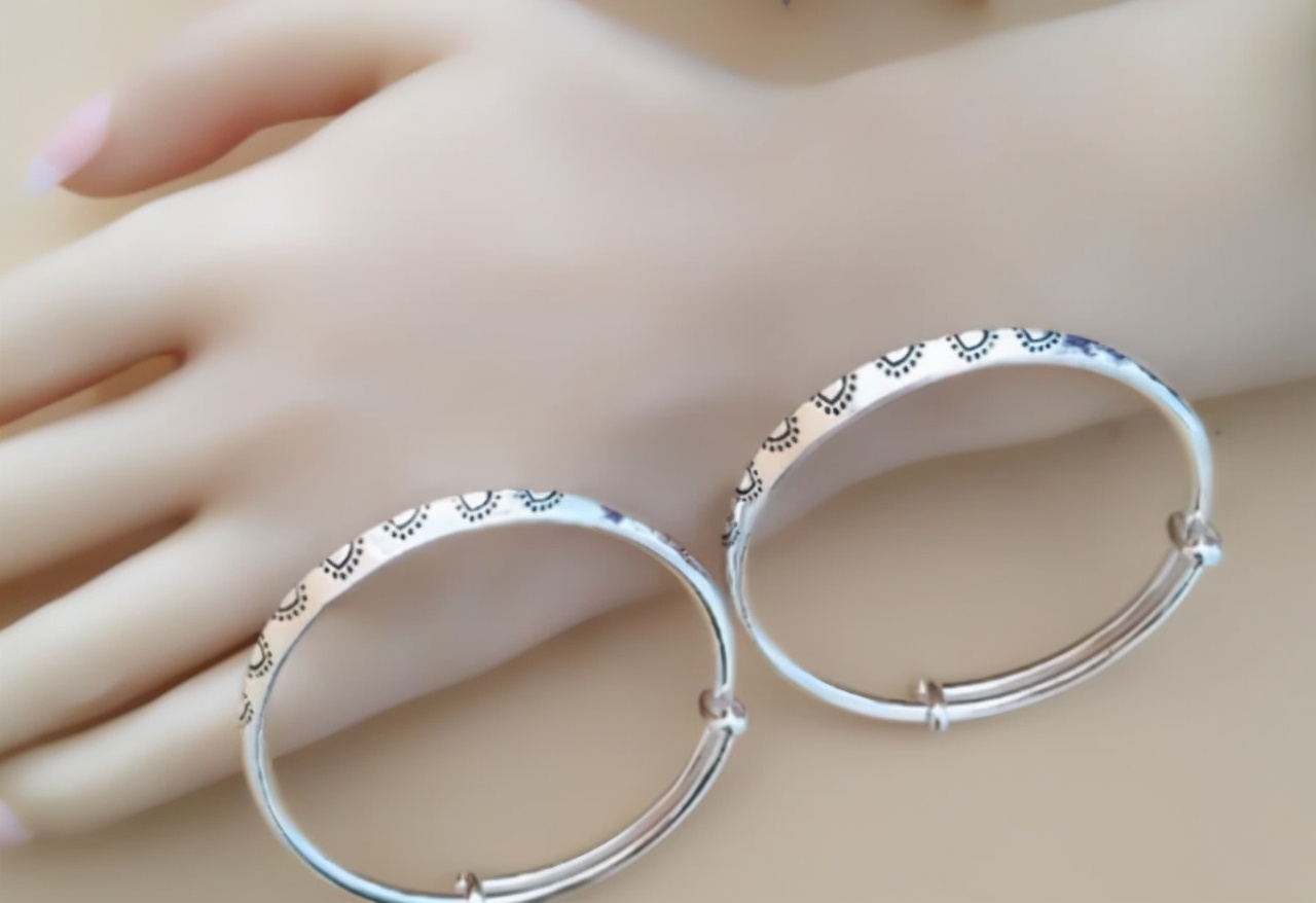 女性左手经常佩戴银手镯，并不是为了美观，可能和这几个原因有关
