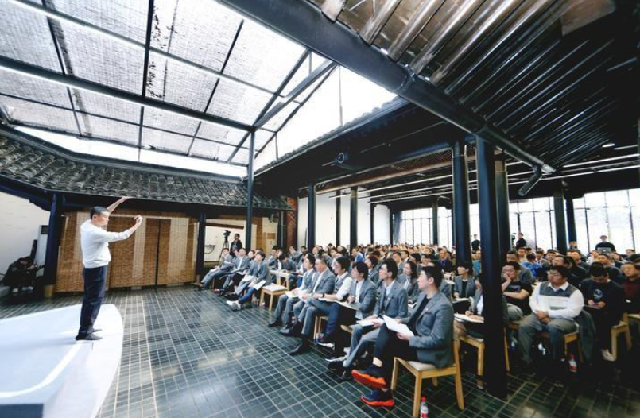 饶毅炮轰湖畔大学：就是个赚钱的培训班，企业家扎堆抱团的圈子