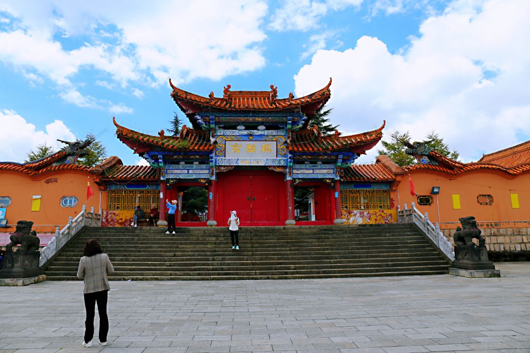 小女好不容易放了一天假,说到昆明周边景区国家森林公园棋盘山去吸氧