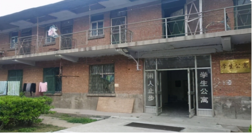 全国“寒碜”大学宿舍走红，环境堪比荒野求生，部分图片引起不适