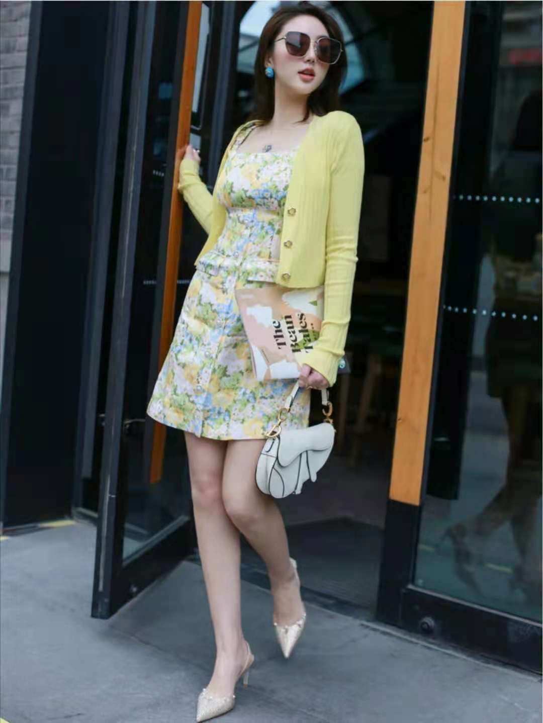 黄色上衣配什么颜色裙子好看