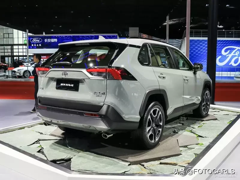 实拍第四代丰田RAV4荣放，近七年改款，小书包不在你不买？