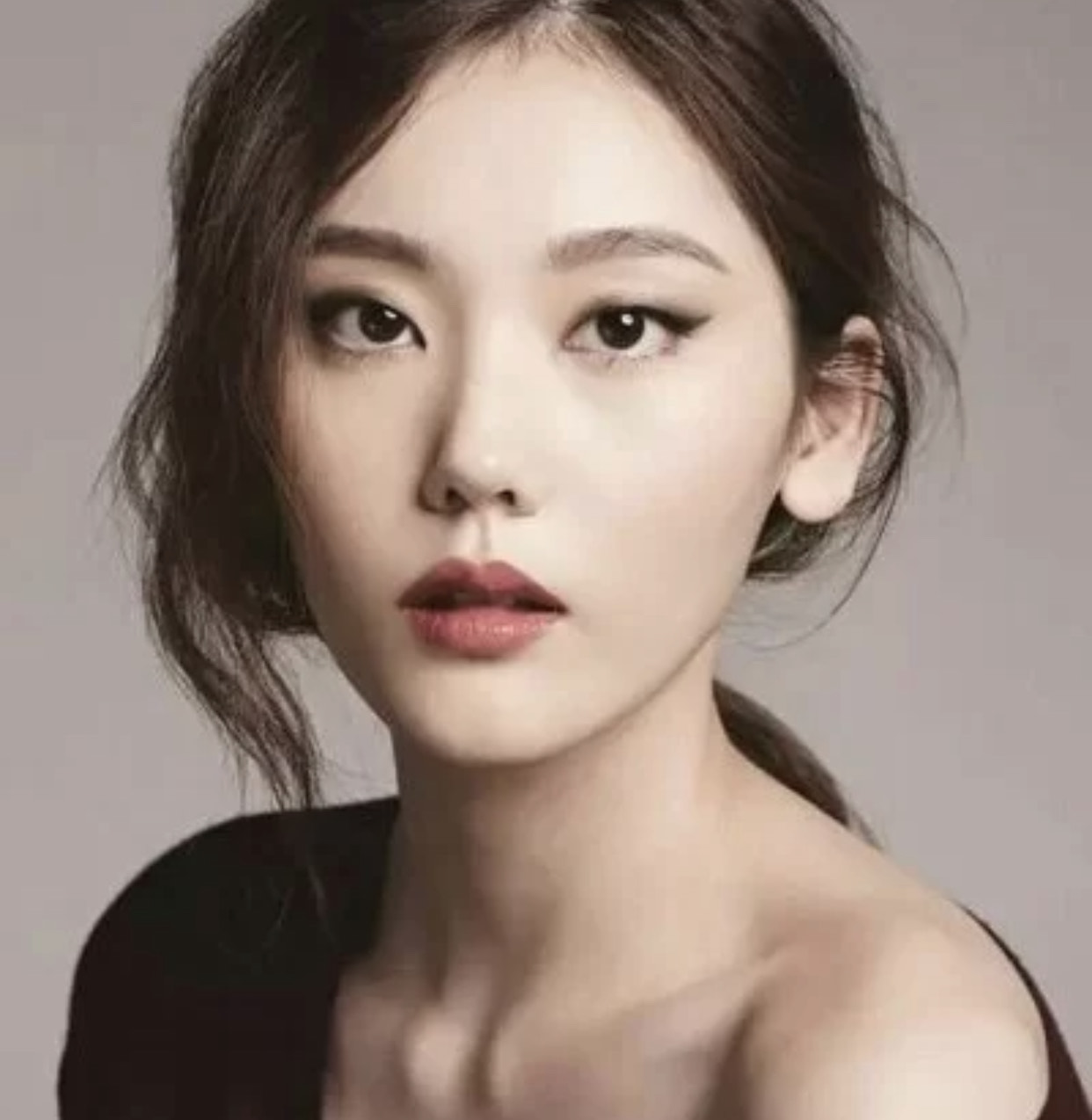 丹凤眼自带一种忧郁清冷的气质,女生如果是丹凤眼会给人一种弱不禁风