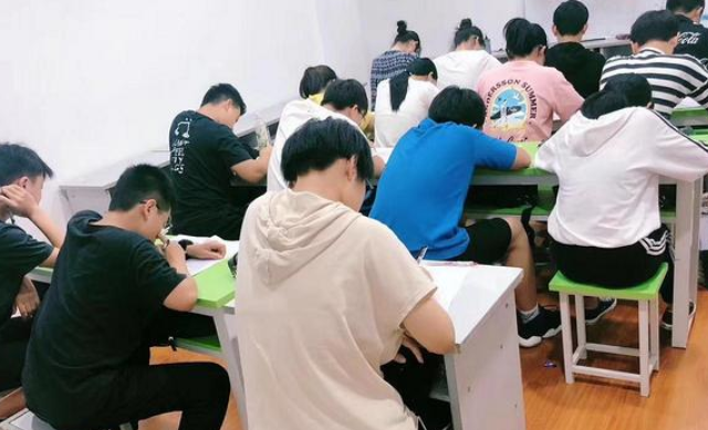 家长花10万补课费，学生高考成绩688分，为什么被人嘲笑？