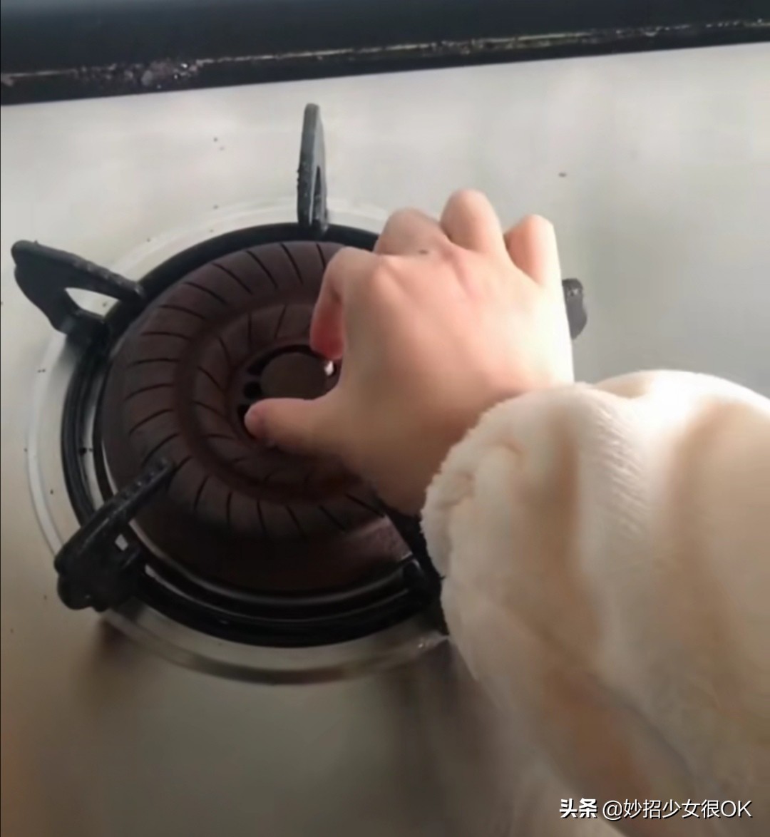 煤气灶打不着火别急着换，这3个妙招教你解决问题，简单有效