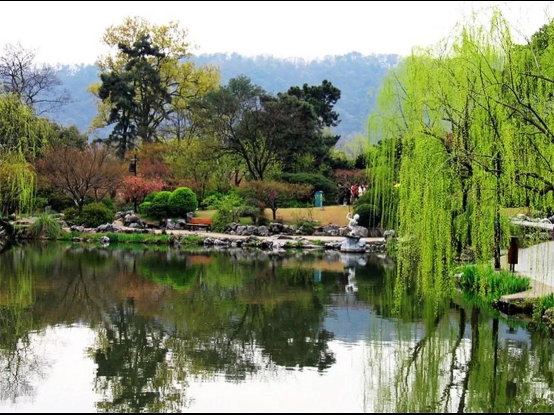 重点文物古迹有30多处,西湖风景主要以一湖二峰,三泉四寺庙,五山六园