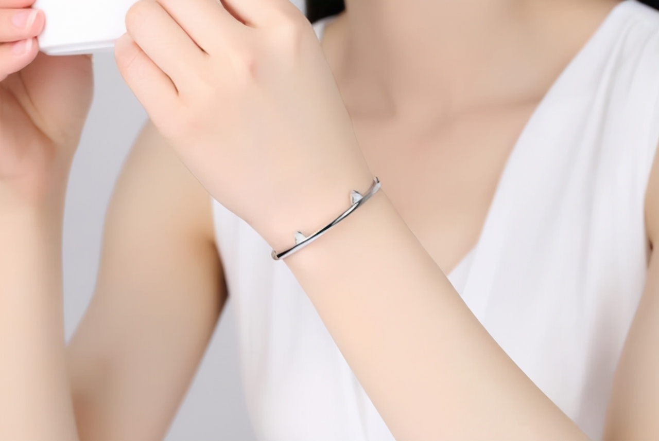 女性左手经常佩戴银手镯，并不是为了美观，可能和这几个原因有关