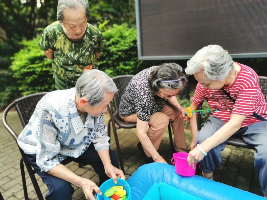 垂钓小试！爷爷奶奶嗨翻小长假