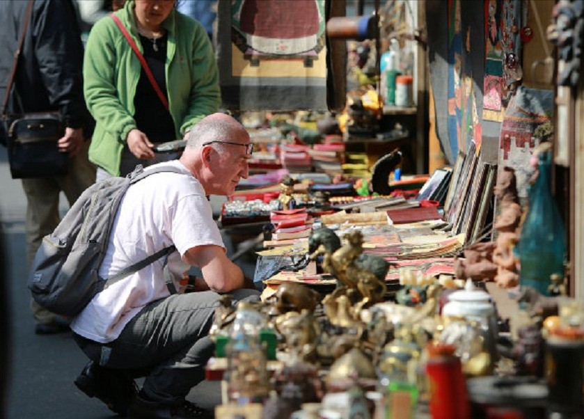 可以说现场聚集着众多的宝友,尤其是《鉴宝》栏目的播出,掀起了民间的