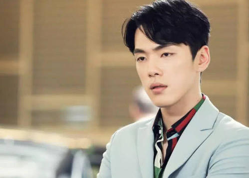 《爱的迫降》男星再道歉！曾因入戏太深患抑郁，当场给女星摆臭脸