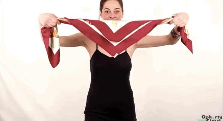 跟着爱马仕，3分钟学会一条丝巾的八种系法