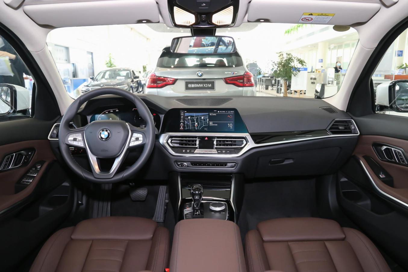 豪华b级入门级轿车,被称为人生绕不开的宝马三系,魅力何在?