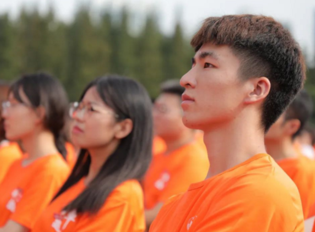 歌手张杰转行当大学老师？因学历太低引网友质疑，校方的回复来了