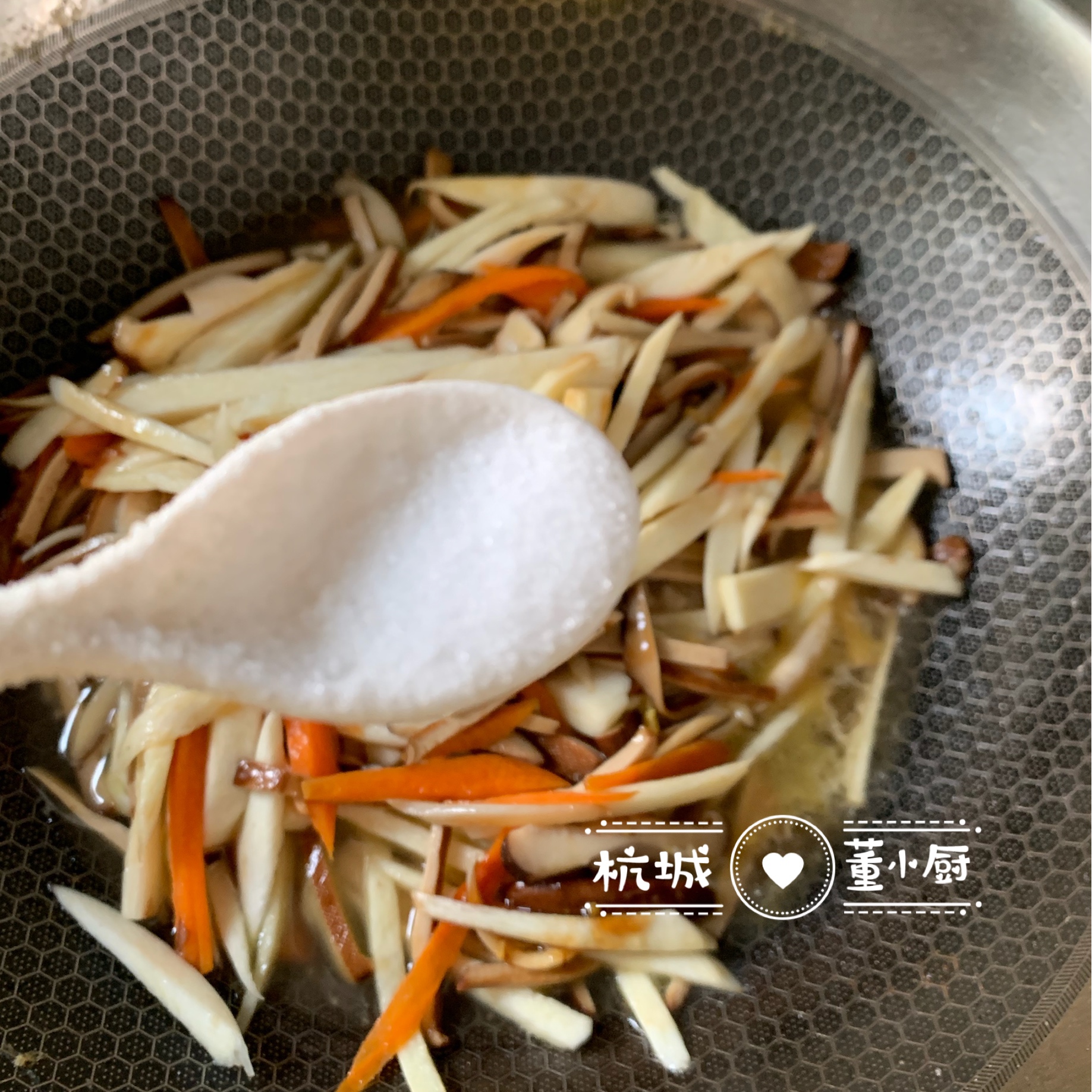 茭白干怎么做好吃（茭白干这么做鲜香味美）