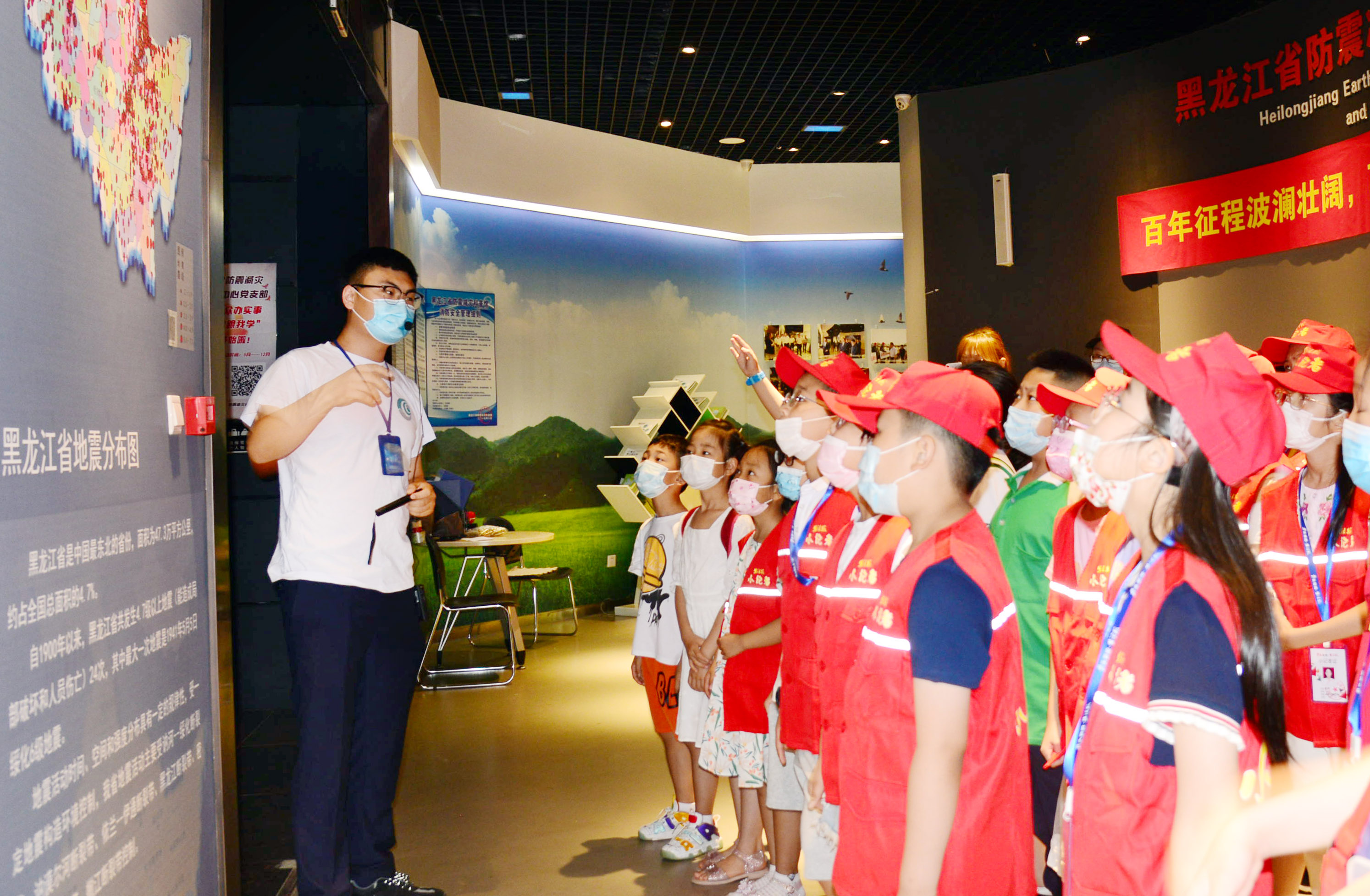 观看科普动画片、体验7.5级地震…33名龙头新闻·生活报小记者走进防震减灾科普馆