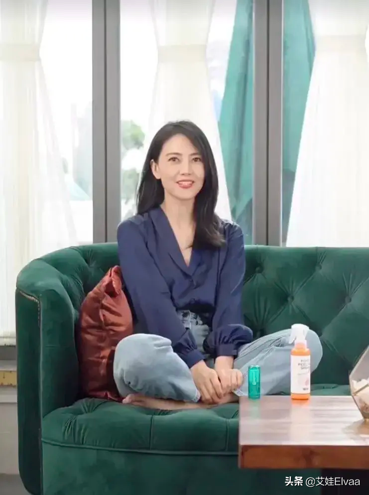 真氧氣美女！高圓圓穿真絲衫牛仔褲好知性，42歲觀音盤腿坐太柔軟