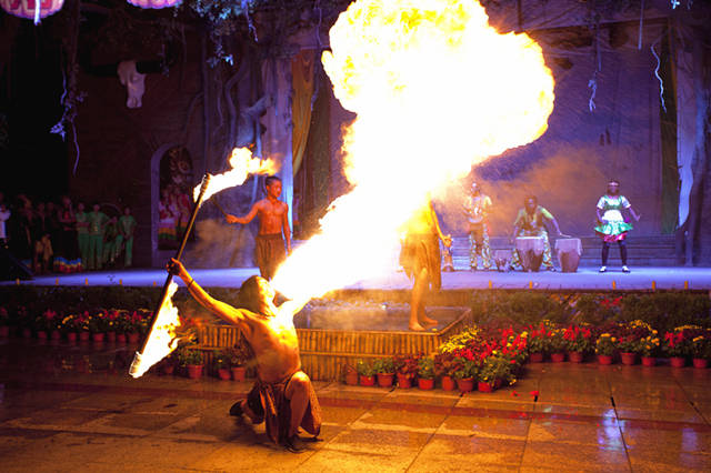 超度亡灵的"喷火术"其实那块被法师挖出的鬼骨,只是一块经过特殊处理