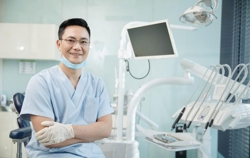 “口腔医学”专业大学分4档：上交大无缘第一档，四川大学太亮眼