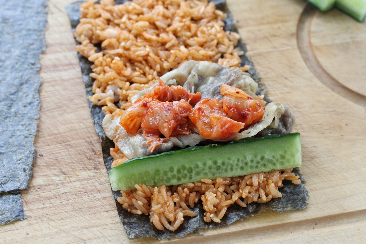 香喷喷的肥牛饭卷，不用竹帘直接上手卷，孩子一口气吃了好几根