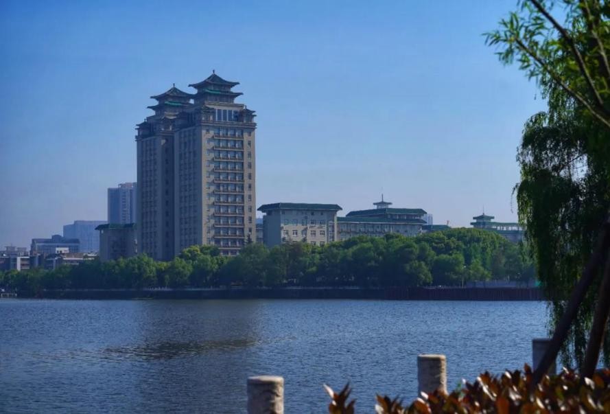 揭秘全国“最高”的高校图书馆，坐落于湖北，建在湖边！