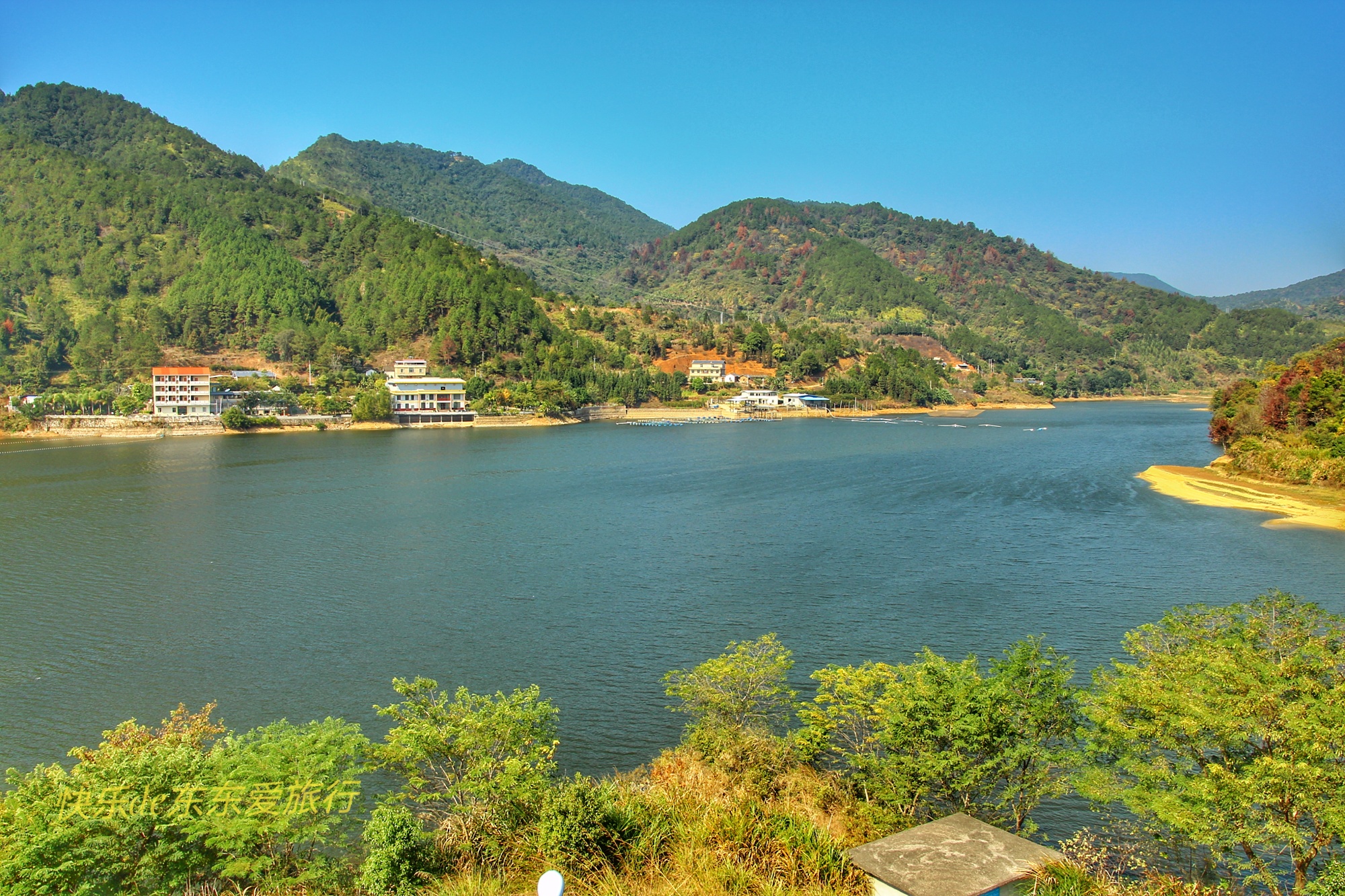 平远县东石镇,平远东石灵水村,一村两水库,稻田景也美-出走网
