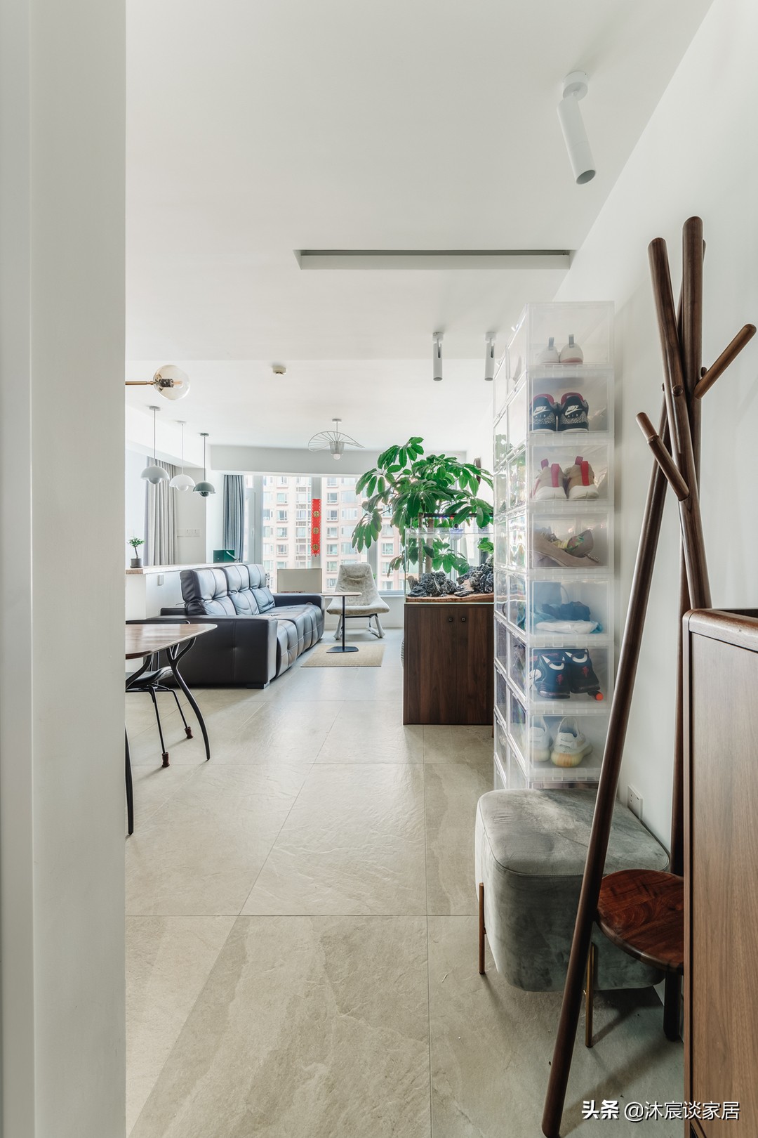 她家看着平淡，但简洁清爽，用窗帘隔出一间卧室，温馨且幸福