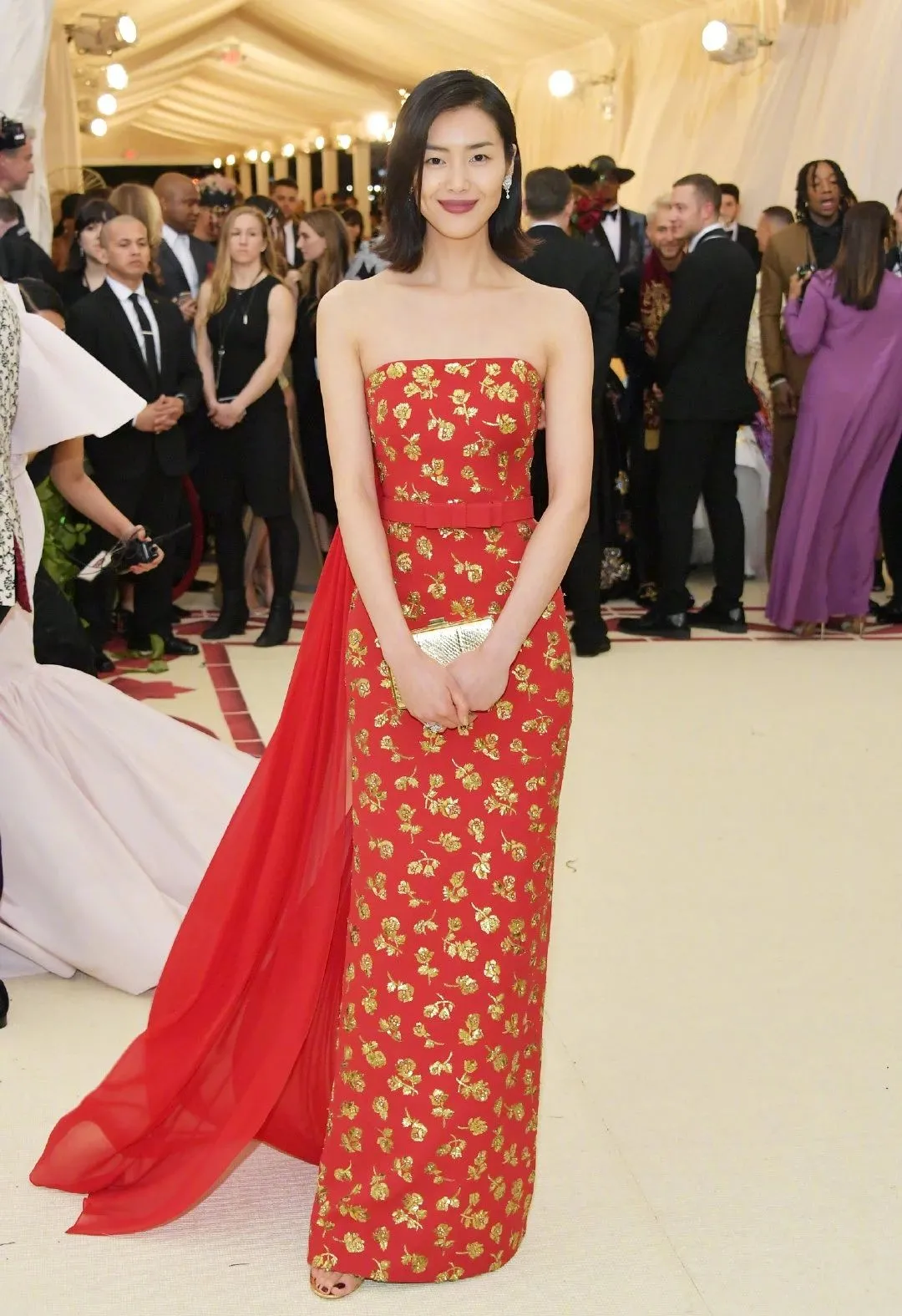 内地明星走国外顶级红毯,有人惊艳争光,有人成笑柄,周迅太好笑