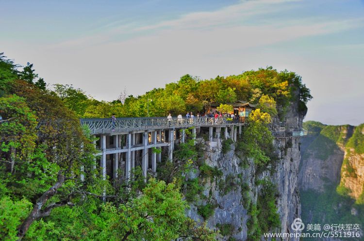 玉壶峰下松涛起，天界佛国掸尘埃！走遍千山万岭，唯天门山独有