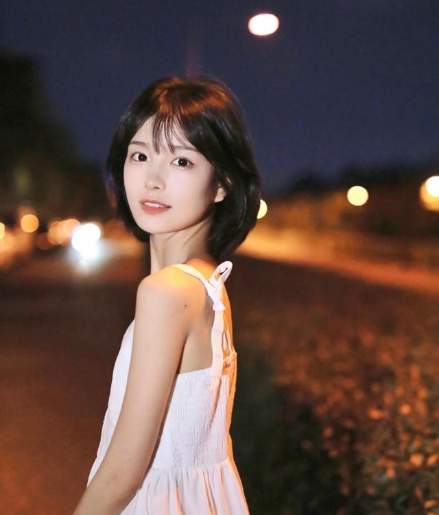 发缝宽、发际线后移的女生，多试试这几款发型，年轻气质显发量