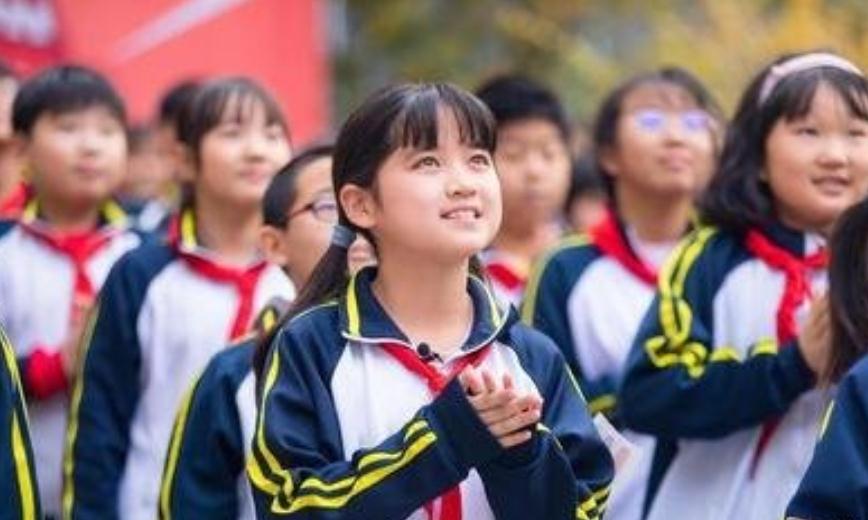 小学女厕出现月经提示牌，家长却大惊小怪，小学来月经正常吗？