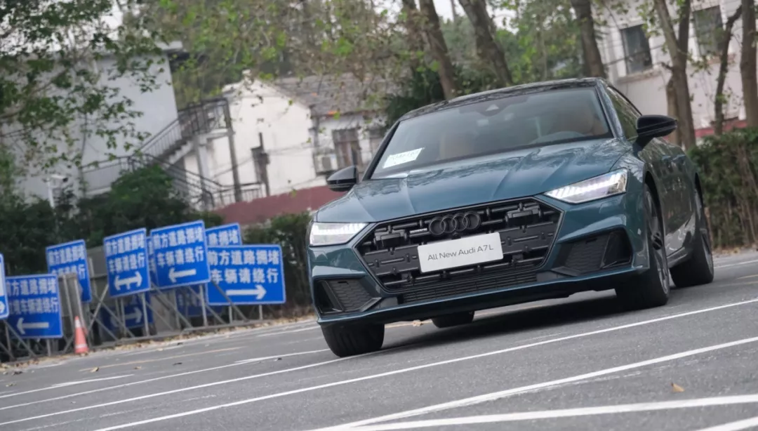 奥迪A8L55豪华轿车，商务精英的不二之选，尽显成功人士魅力风采